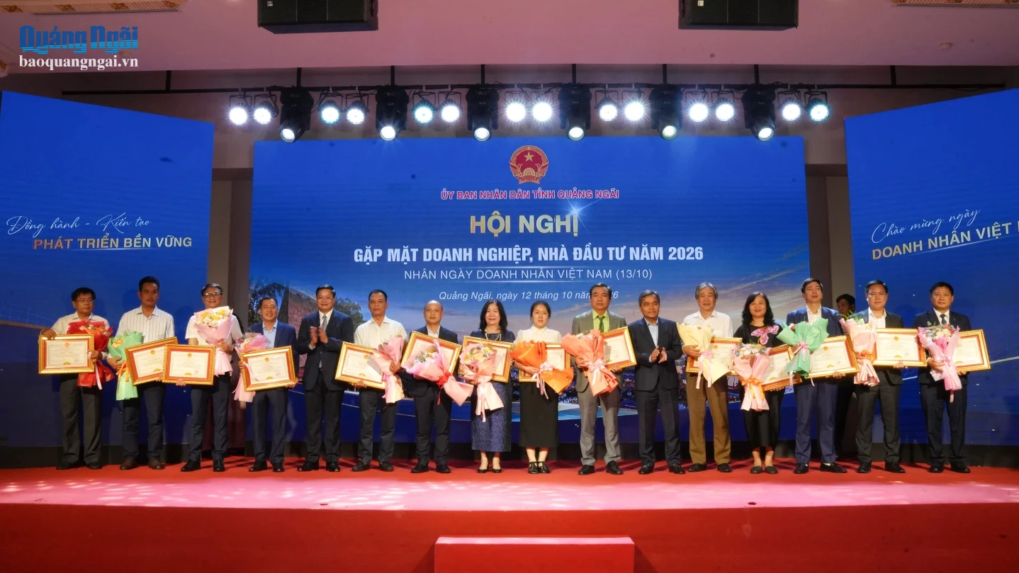 Ủy viên Trung ương Đảng, Bí thư Tỉnh ủy Hồ Văn Niên và Phó Bí thư Tỉnh ủy, Chủ tịch UBND tỉnh Nguyễn Đức Tâm trao Bằng khen của Chủ tịch UBND tỉnh cho các doanh nghiệp có thành tích thực hiện tốt chính sách, pháp luật thuế trong 8 tháng năm 2026.