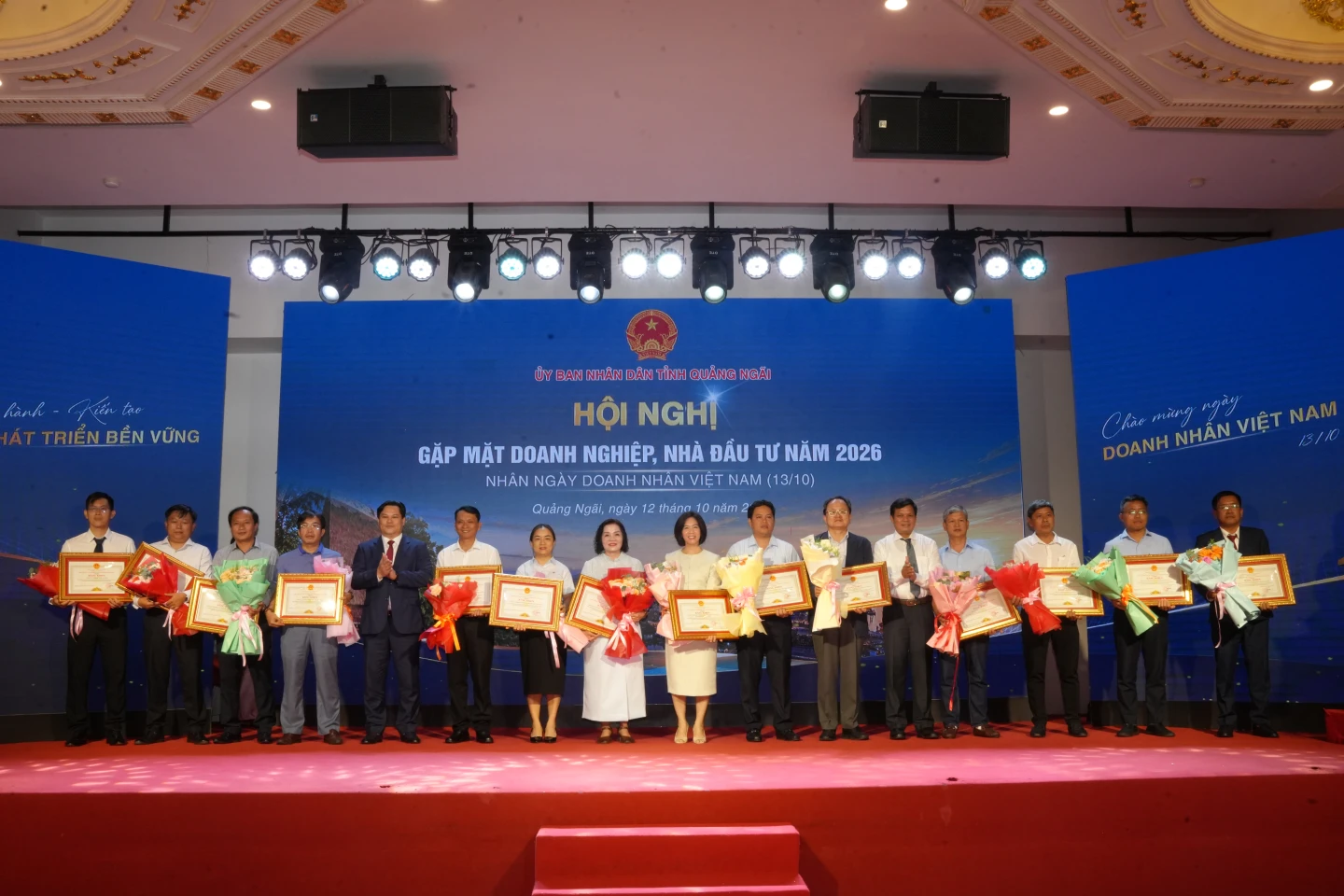 Phó Bí thư Tỉnh ủy, Chủ tịch HĐND tỉnh Nguyễn Đức Tuy và Phó Chủ tịch UBND tỉnh Trần Phước Hiền trao Bằng khen của Chủ tịch UBND tỉnh cho các doanh nghiệp có thành tích thực hiện tốt chính sách, pháp luật thuế trong 8 tháng năm 2026.