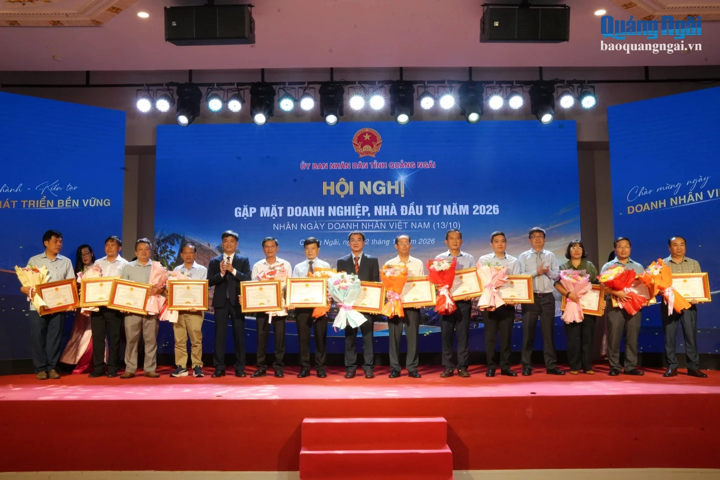 Ủy viên Ban Thường vụ Tỉnh ủy, Phó Chủ tịch HĐND tỉnh Nguyễn Thế Hải và Phó Chủ tịch UBND tỉnh Đỗ Tâm Hiển trao Bằng khen của Chủ tịch UBND tỉnh cho các doanh nghiệp có thành tích thực hiện tốt chính sách, pháp luật thuế trong 8 tháng năm 2026.