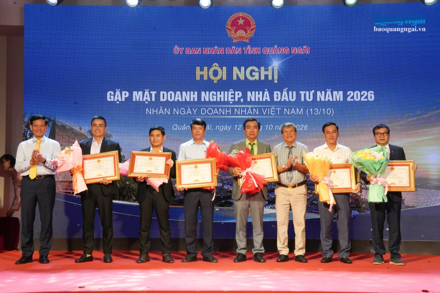 Ủy viên Ban Thường vụ Tỉnh ủy, Chủ nhiệm Ủy ban kiểm tra Tỉnh ủy Thái Thanh Bình và Ủy viên Ban Thường vụ Tỉnh ủy, Trưởng ban Tuyên giáo Tỉnh ủy Ngô Văn Trọng trao Bằng khen của Chủ tịch UBND tỉnh cho 5 doanh nghiệp có thành tích thực hiện tốt chính sách an sinh xã hội tại tỉnh Quảng Ngãi trong 8 tháng năm 2026 và 1 cá nhân có thành tích trong công tác an sinh xã hội, phát triển sản xuất trên địa bàn xã Sơn Tây Thượng.