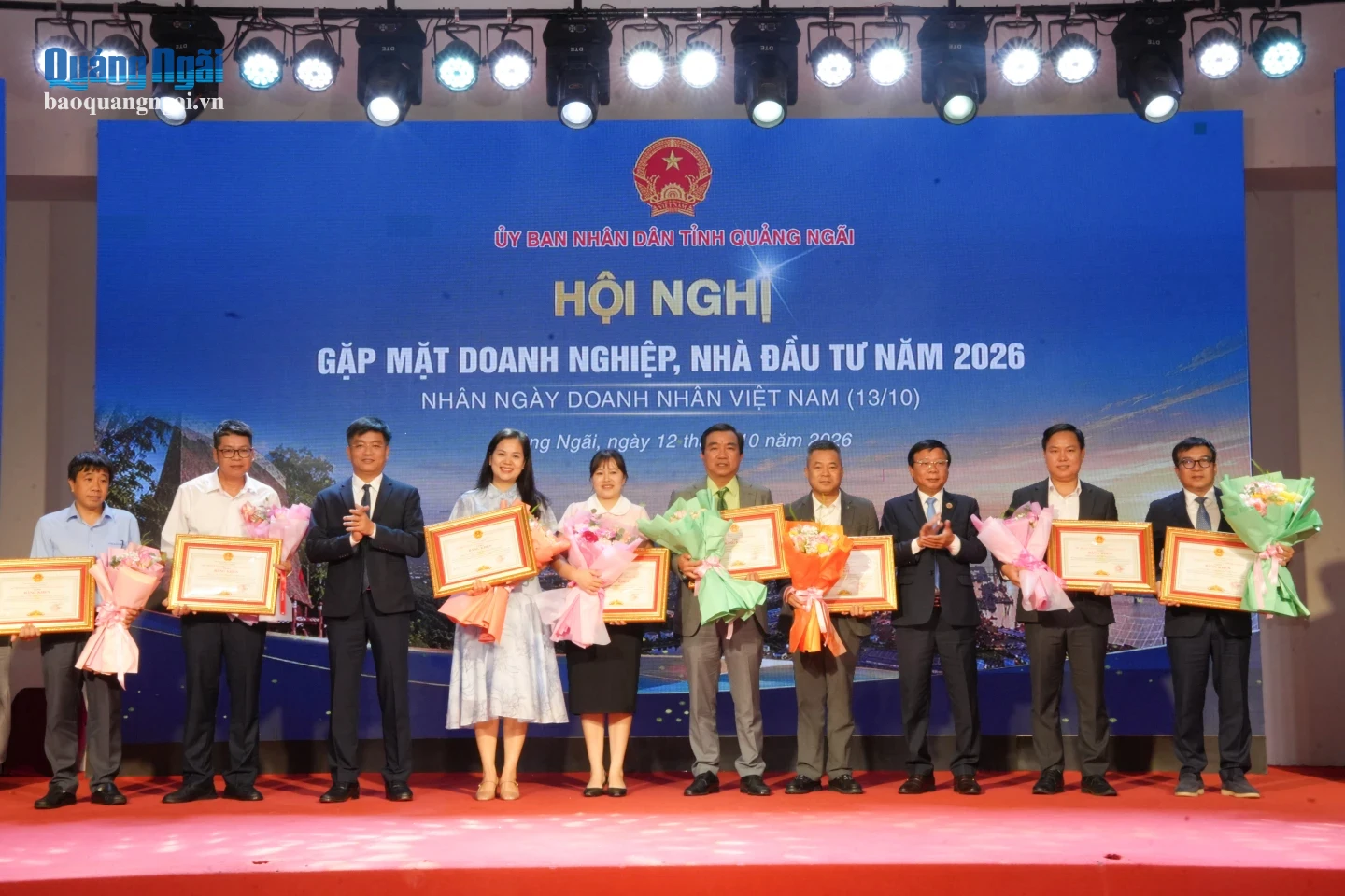 Ủy viên Ban Thường vụ Tỉnh ủy, Trưởng Ban Quản lý KKT Dung Quất và các KCN Quảng Ngãi Lương Kim Sơn và Phó Chủ tịch UBND tỉnh Đỗ Tâm Hiển trao Bằng khen của Chủ tịch UBND tỉnh cho các doanh nghiệp có thành tích xuất sắc trong sản xuất, kinh doanh, đóng góp tích cực vào sự phát triển kinh tế - xã hội của tỉnh.