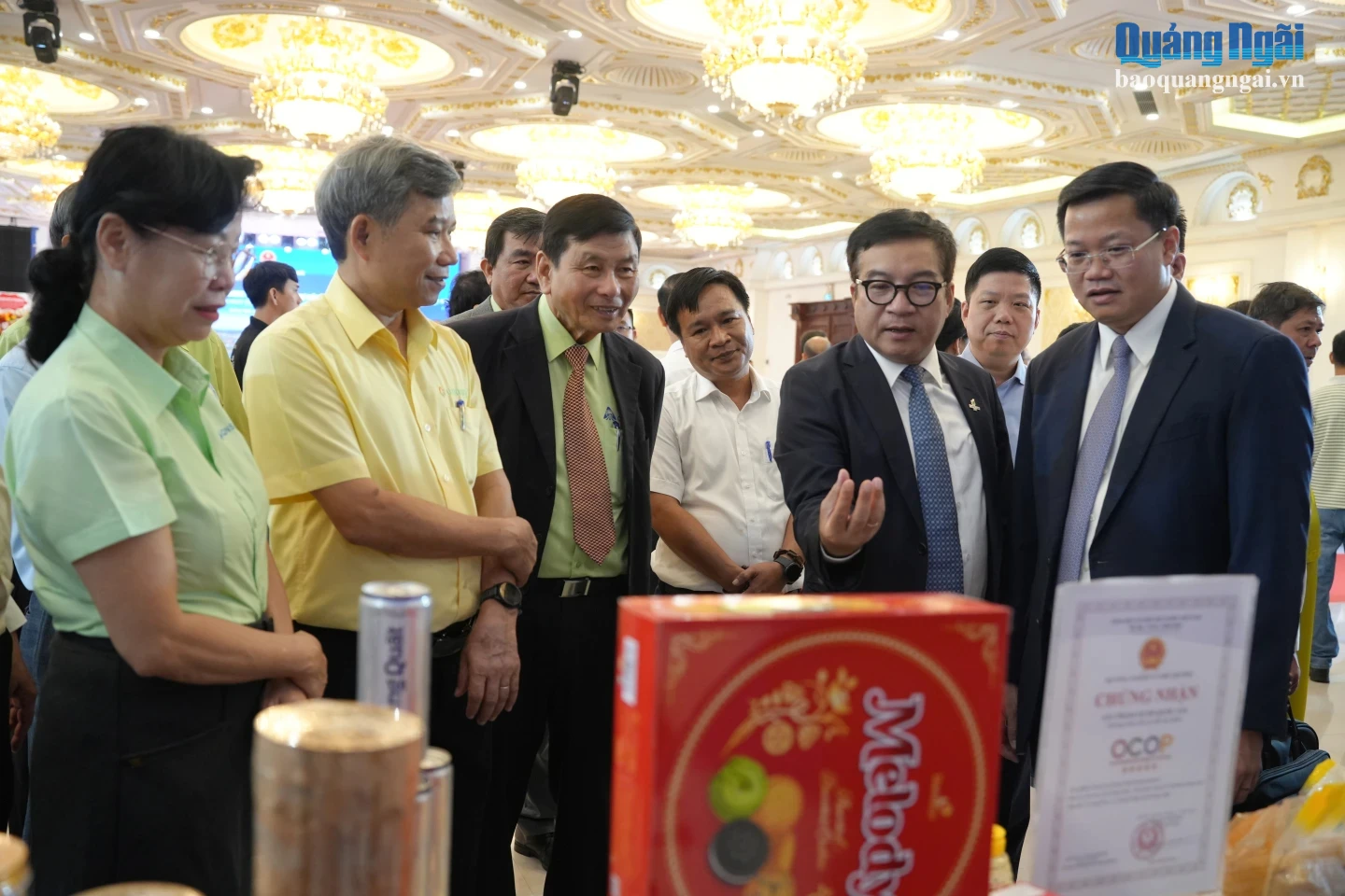 Lãnh đạo tỉnh trao đổi với lãnh đạo các doanh nghiệp bên lề hội nghị.
