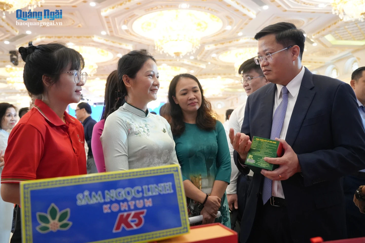 Lãnh đạo tỉnh tìm hiểu, trao đổi và tìm hiểu về các sản phẩm sâm của doanh nghiệp phía Tây tỉnh Quảng Ngãi.