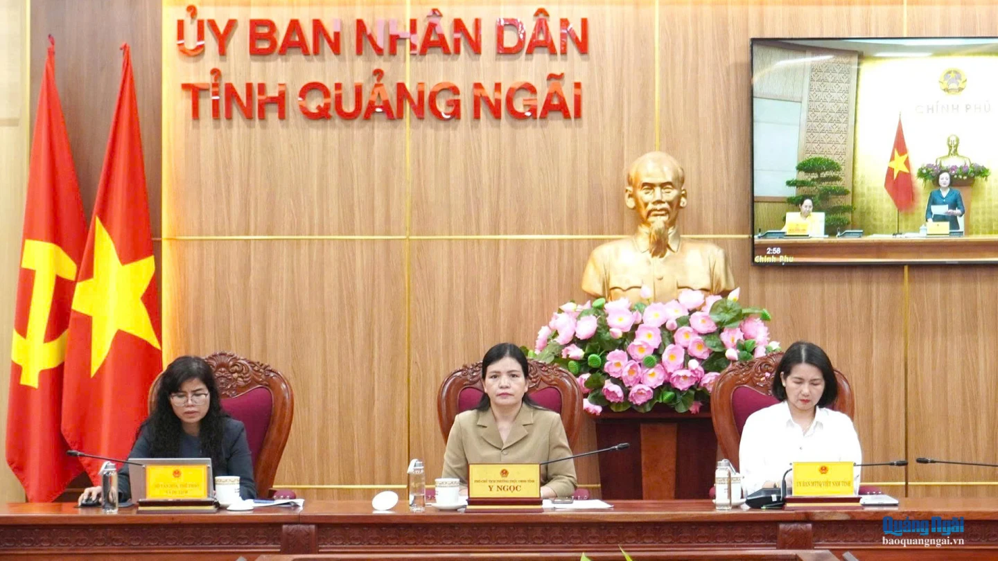Ủy viên Ban Thường vụ Tỉnh ủy, Phó Chủ tịch Thường trực UBND tỉnh Y Ngọc dự hội nghị tại điểm cầu Quảng Ngãi. 
