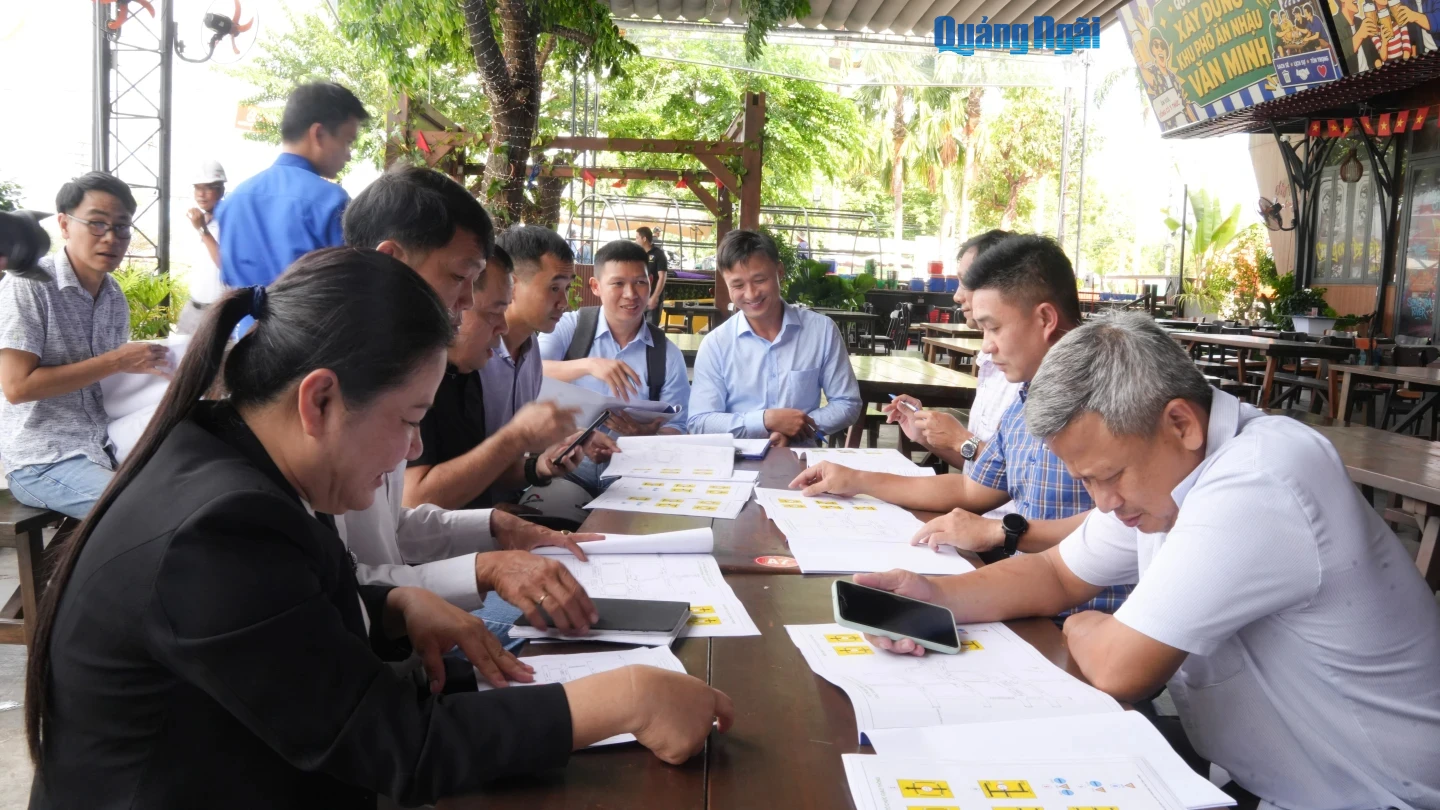 Đại diện các sở, ngành, đơn vị nghiên cứu phương án bảo đảm an toàn giao thông và tổ chức phương án phân luồng giao thông phục vụ thi công cầu Trà Khúc 1 mới.