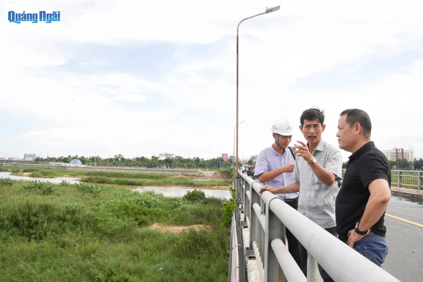 Các nhà thầu khảo sát hiện trạng cầu Trà Khúc 1 cũ.  