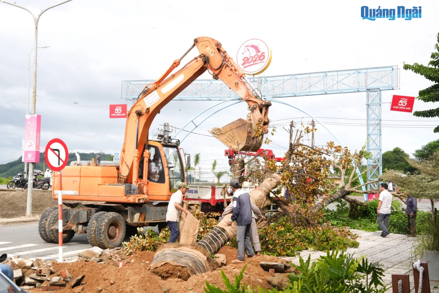 Các nhà thầu huy động máy móc, phương tiện hỗ trợ chủ đầu tư, người dân dọn dẹp cây cối, vật kiến trúc, giải phóng mặt bằng. 