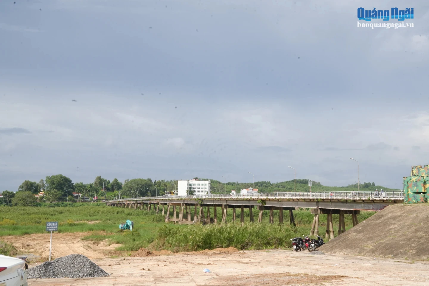 Phương án đóng cầu Trà Khúc 1 cũ để bảo đảm an toàn giao thông; tổ chức phương án phân luồng giao thông phục vụ thi công cầu Trà Khúc 1 mới sẽ được tiếp tục lấy ý kiến từ các sở, ngành, đơn vị.