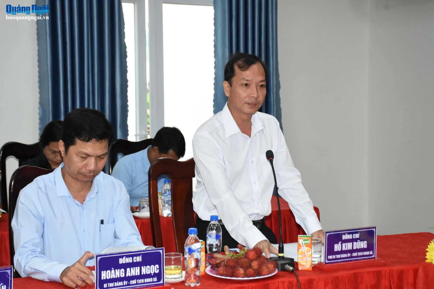 Lãnh đạo xã Trà Bồng báo cáo tại buổi làm việc.