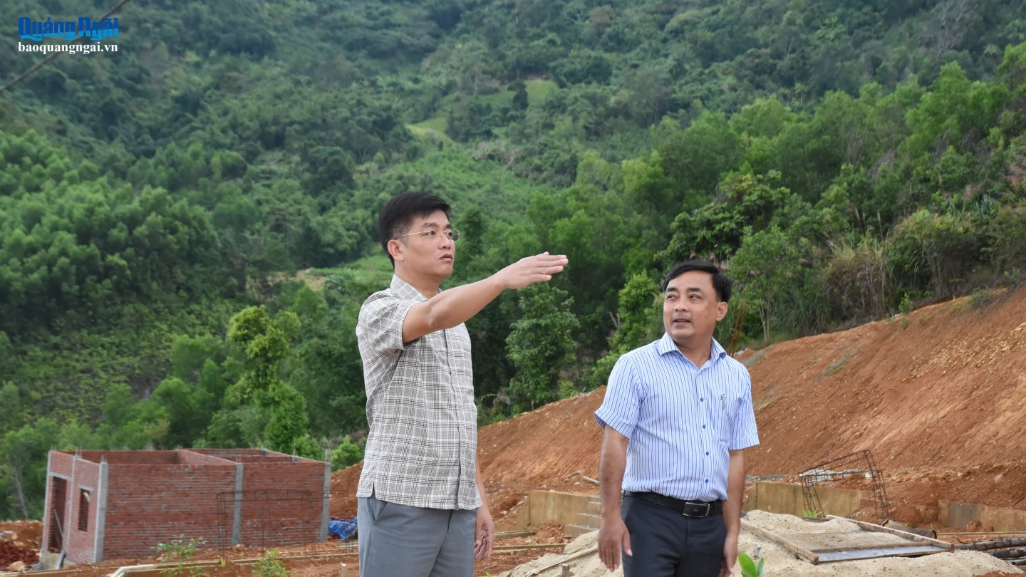 Phó Chủ tịch UBND tỉnh Đỗ Tâm Hiển kiểm tra thực tế Khu tái định cư Làng Lóa, xã Tây Trà Bồng.