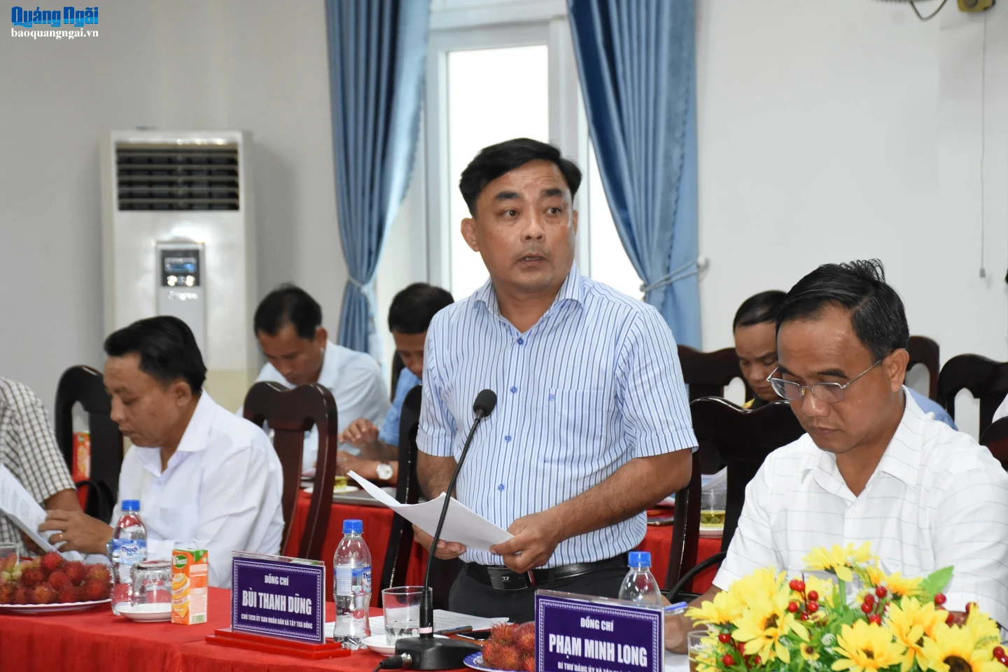 Lãnh đạo xã Tây Trà Bồng báo cáo tại buổi làm việc.