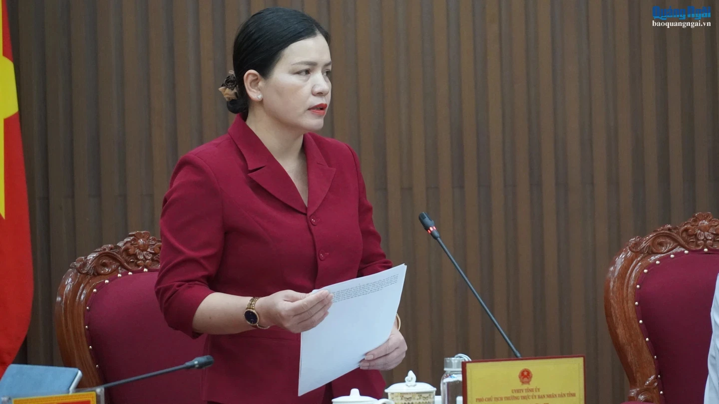 Ủy viên Ban Thường vụ Tỉnh ủy, Phó Chủ tịch Thường trực UBND tỉnh Y Ngọc báo cáo tại hội nghị.