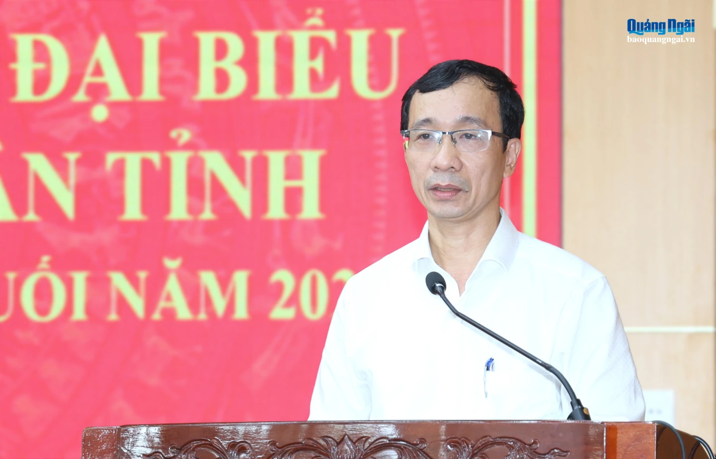 Đồng chí Huỳnh Đức Minh - Giám đốc Báo và Phát thanh, Truyền hình Quảng Ngãi, Chủ tịch Hội Nhà báo tỉnh báo cáo với cử tri về tình hình phát triển kinh tế - xã hội của tỉnh và kết quả hoạt động của Thường trực, các Ban HĐND tỉnh.