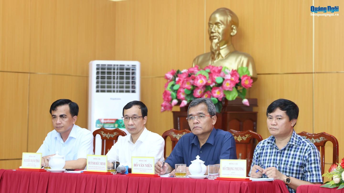 Ủy viên Trung ương Đảng, Bí thư Tỉnh ủy Hồ Văn Niên cùng Tổ đại biểu số 1 HĐND tỉnh tiếp xúc cử tri phường Cẩm Thành.