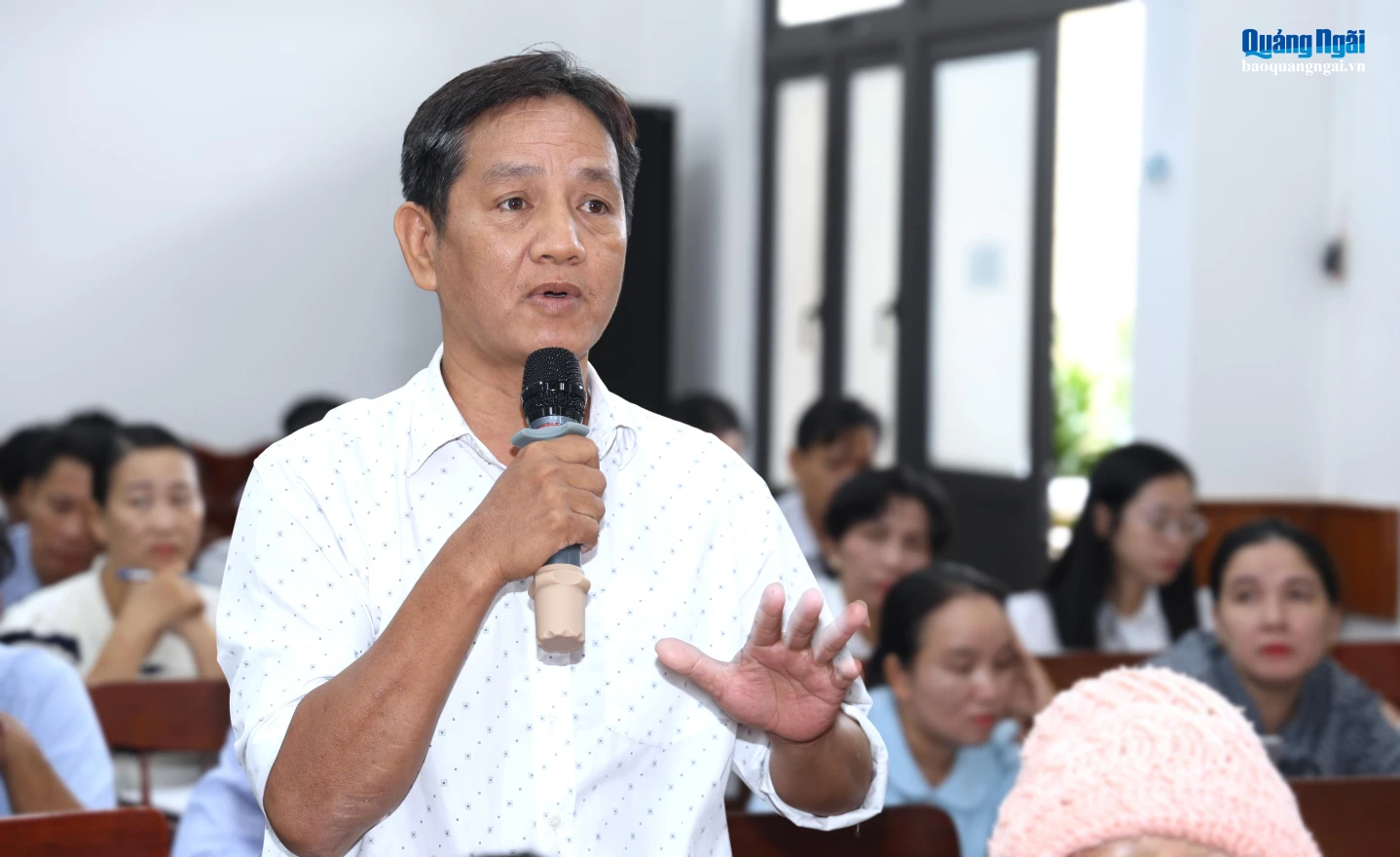 Cử tri phường Cẩm Thành nêu ý kiến, kiến nghị tại hội nghị.