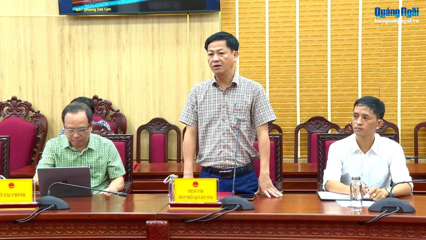 Lãnh đạo Trung tâm Phát triển quỹ đất tỉnh báo cáo tại cuộc họp.