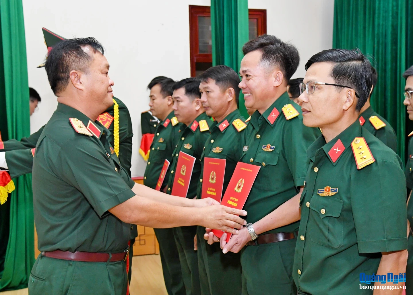Thiếu tướng Trần Thanh Hải - Phó Tư lệnh Quân khu 5 trao Quyết định điều động, bổ nhiệm cho cán bộ Ban CHQS cấp xã tại Quảng Ngãi.