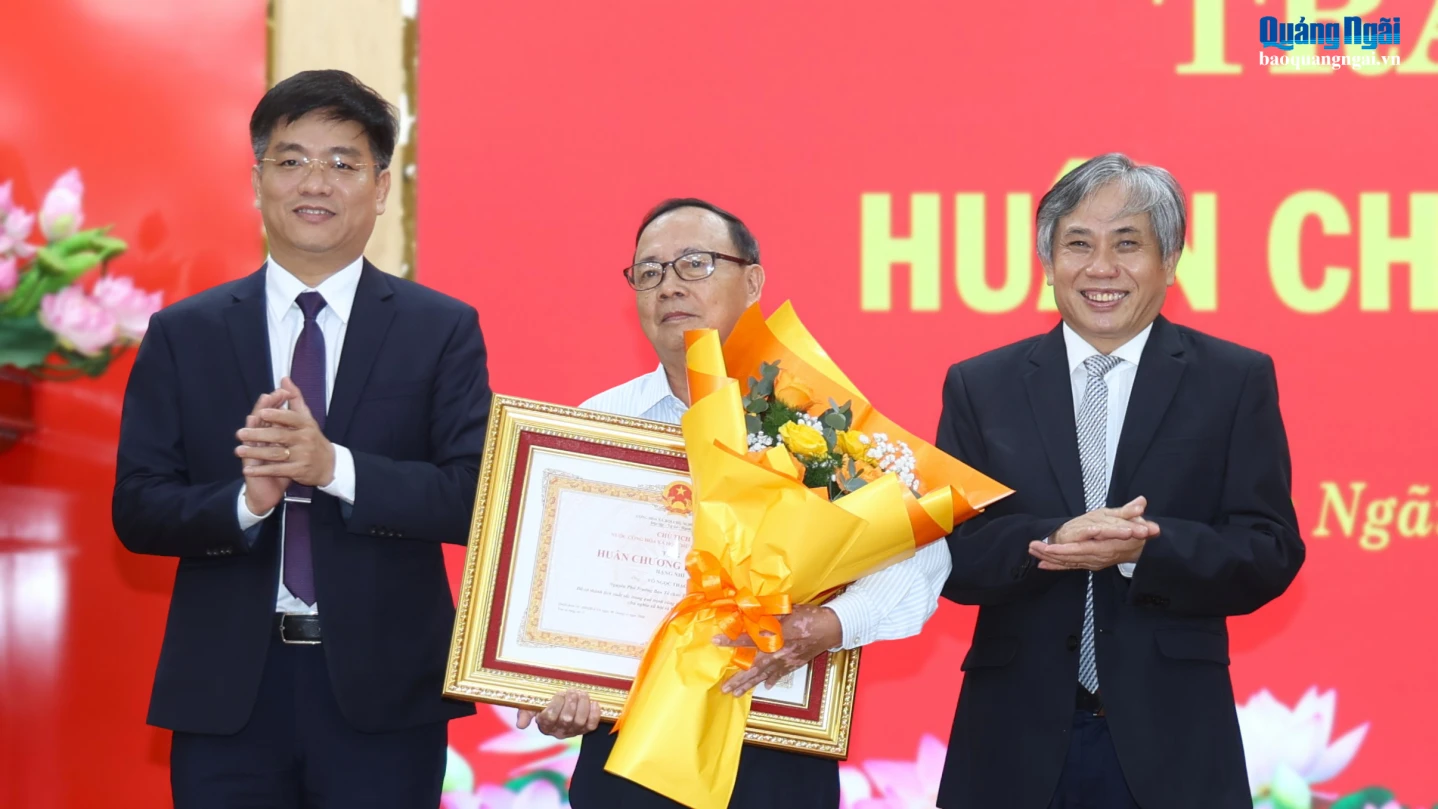 Thừa ủy quyền của Chủ tịch nước, Trưởng Ban Tổ chức Tỉnh ủy Lữ Ngọc Bình và Phó Chủ tịch UBND tỉnh Đỗ Tâm Hiển trao Huân chương Lao động hạng Nhì cho Nguyên Phó Trưởng Ban Tổ chức Tỉnh ủy Võ Ngọc Thạch.