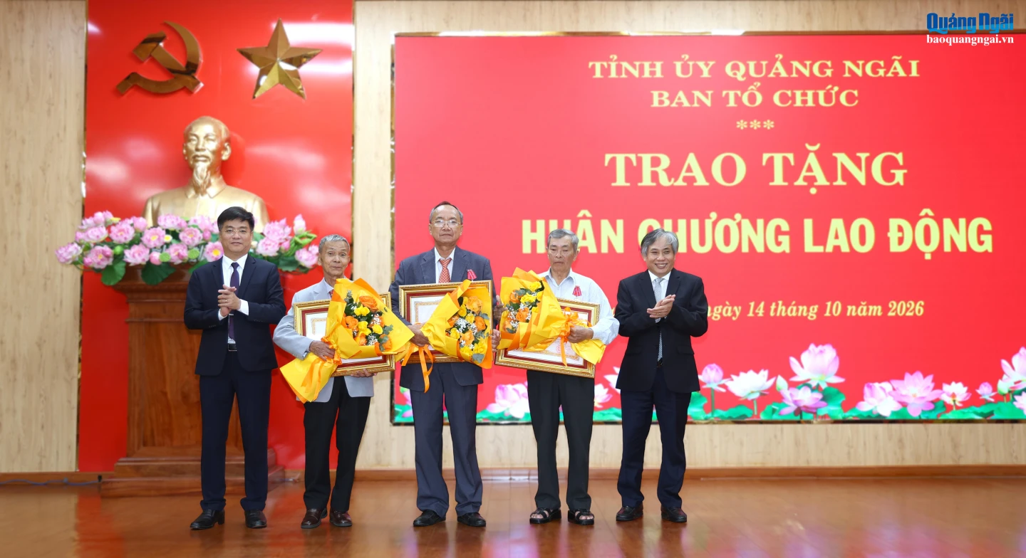 Nguyên lãnh đạo Ban Tổ chức Tỉnh ủy vinh dự đón nhận Huân chương Lao động hạng Ba của Chủ tịch nước.