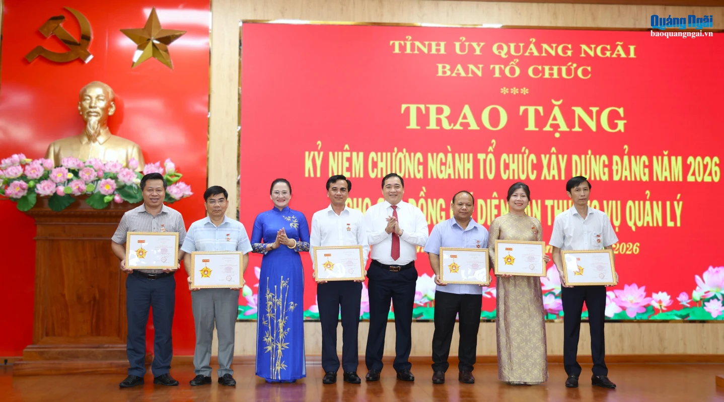 Lãnh đạo Ban Tổ chức Tỉnh ủy trao Kỷ niệm chương “Vì sự nghiệp công tác tổ chức xây dựng Đảng” cho các cá nhân thuộc Đảng bộ tỉnh Quảng Ngãi.