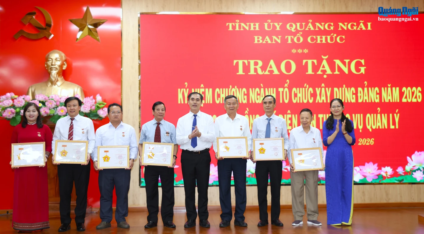 Các cá nhân được trao Kỷ niệm chương “Vì sự nghiệp công tác tổ chức xây dựng Đảng” tại buổi tọa đàm.