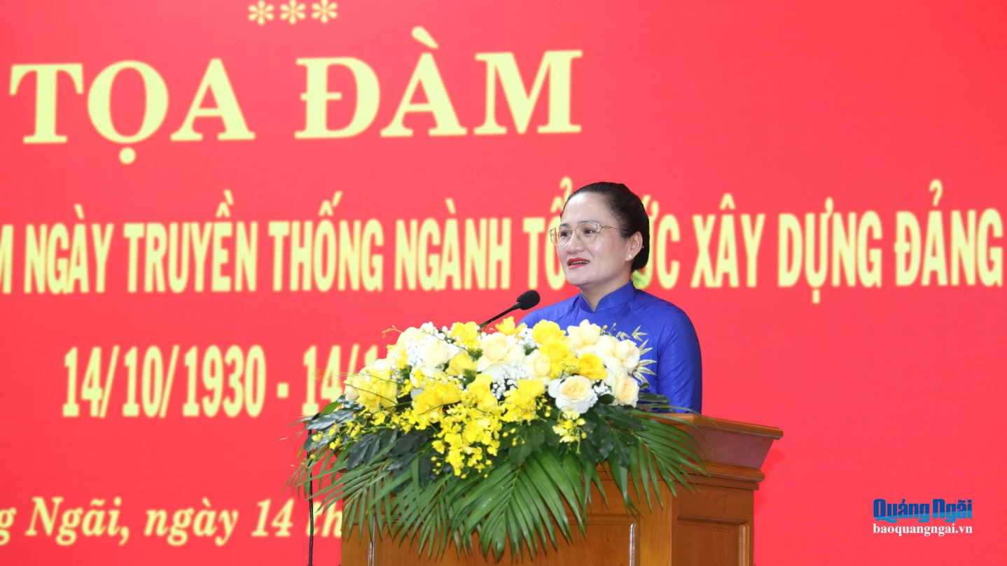 Đồng chí Ngô Thị Hoàng Anh - Phó Trưởng Ban Thường trực Ban Tổ chức Tỉnh ủy phát biểu tại buổi tọa đàm.