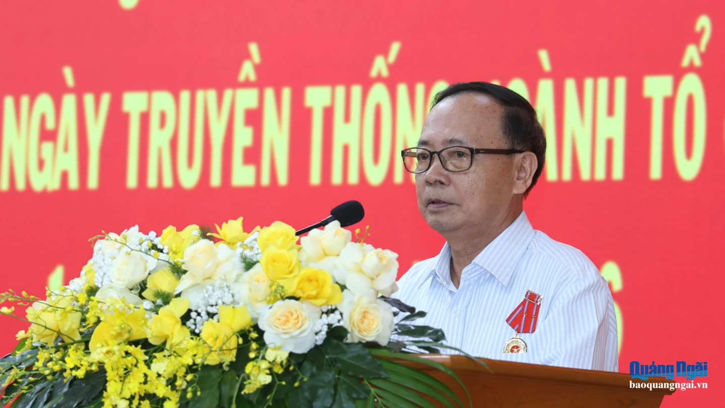 Đồng chí Võ Ngọc Thạch - Nguyên Phó Trưởng Ban Tổ chức Tỉnh ủy phát biểu tại buổi tọa đàm.