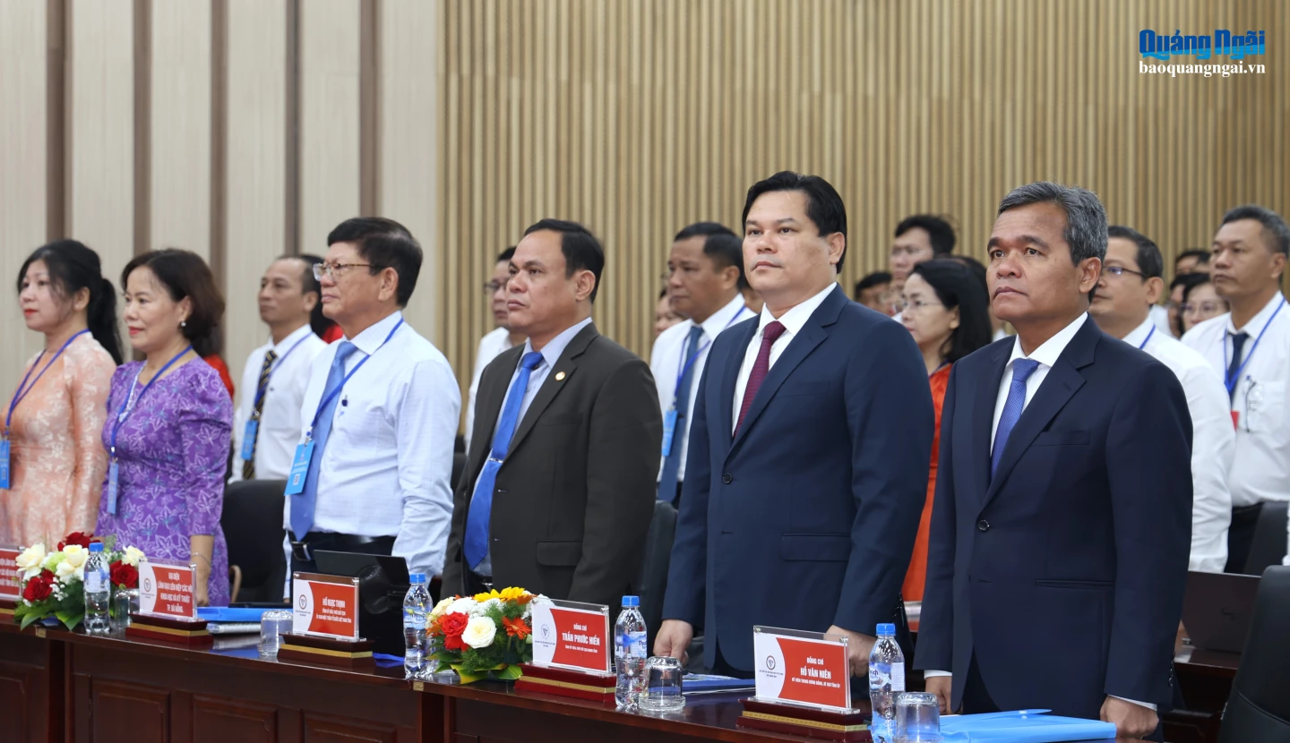 Ủy viên Trung ương Đảng, Bí thư Tỉnh ủy Hồ Văn Niên và đại biểu thực hiện nghi thức chào cờ tại đại hội.