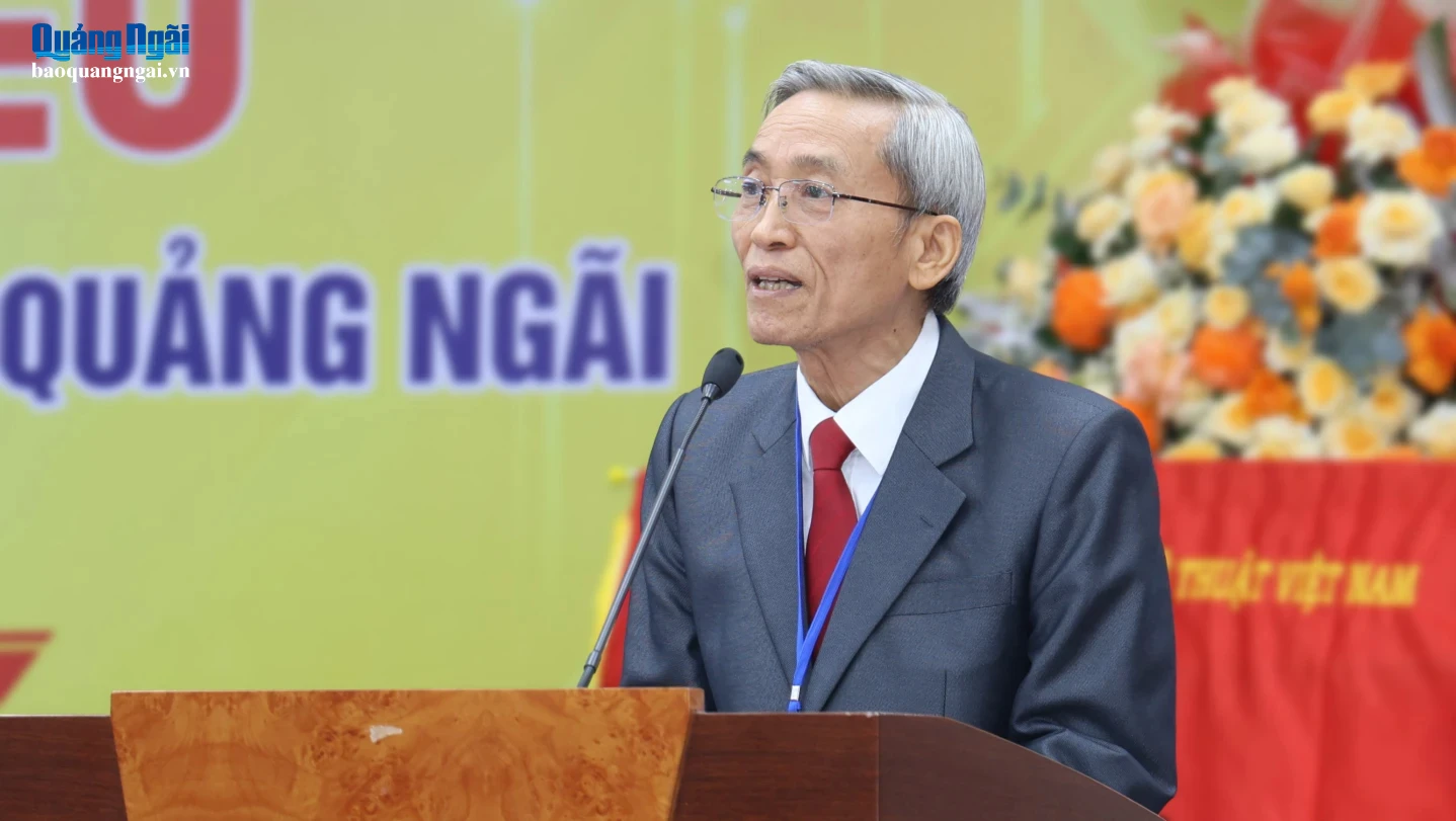 Ông Lê Quang Thích - Chủ tịch Liên hiệp các Hội Khoa học và Kỹ thuật tỉnh Quảng Ngãi, nhiệm kỳ 2020 - 2025 đọc diễn văn khai mạc đại hội.