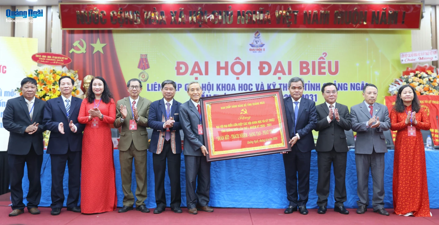 Ủy viên Trung ương Đảng, Bí thư Tỉnh ủy Hồ Văn Niên trao bức trướng của Ban Chấp hành Đảng bộ tỉnh tặng đại hội.