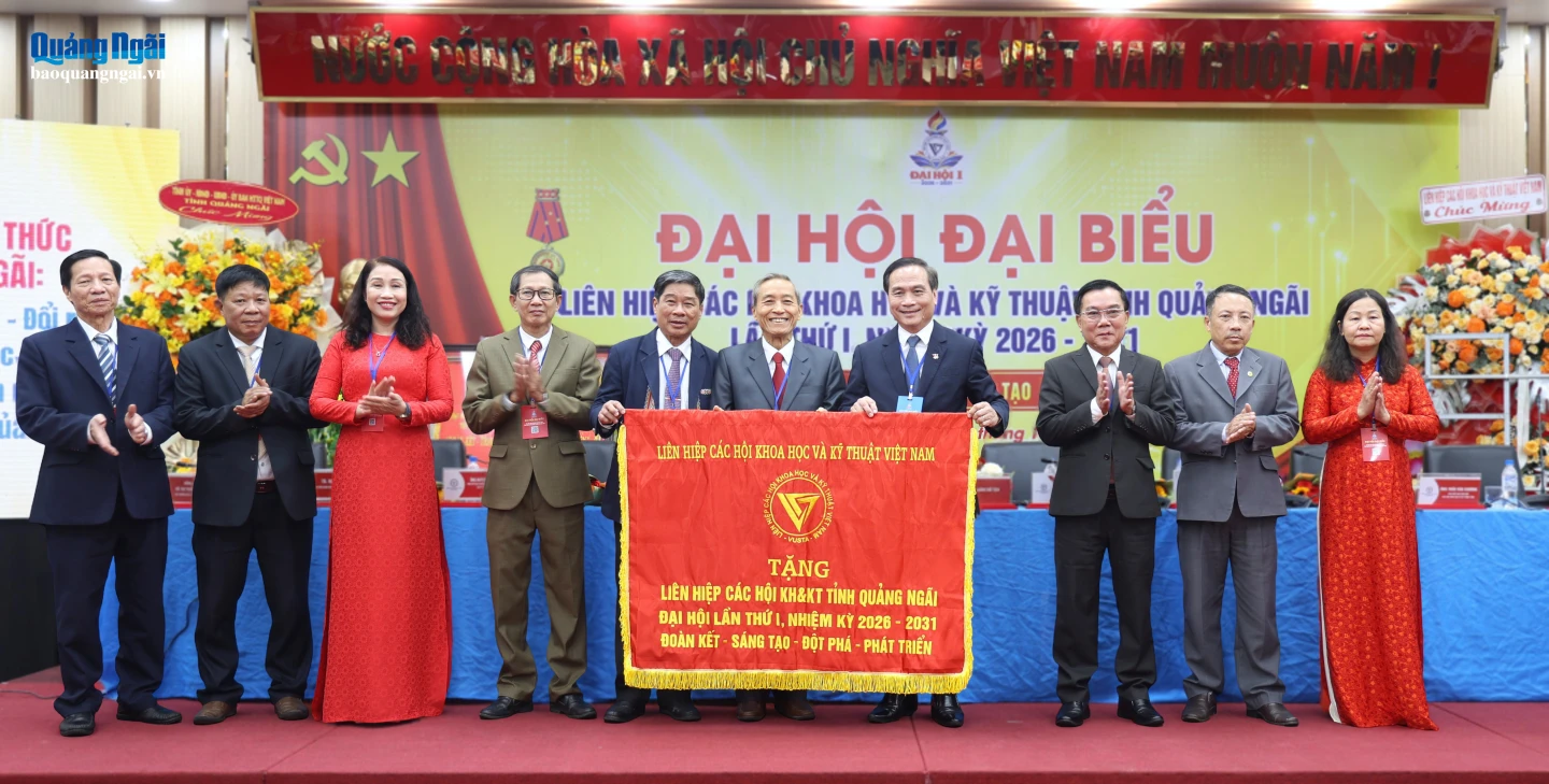 Liên hiệp các Hội Khoa học và Kỹ thuật Việt Nam tặng Cờ chúc mừng đại hội.
