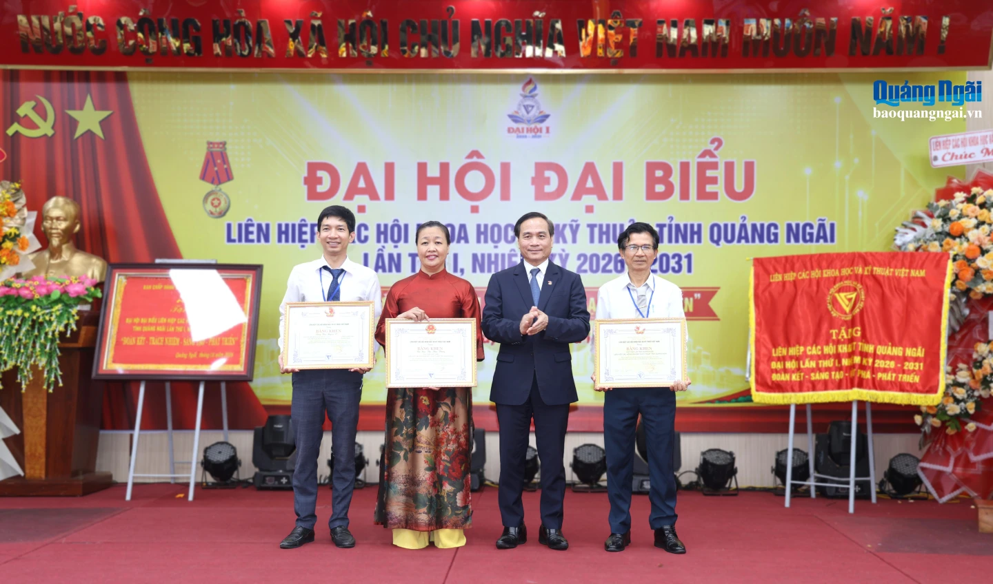 Các tập thể và cá nhân nhận Bằng khen của Liên hiệp các Hội Khoa học và Kỹ thuật Việt Nam.