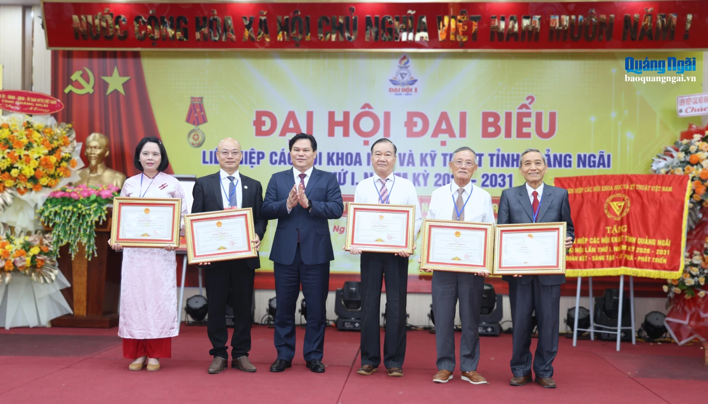 Các tập thể nhận Bằng khen của Chủ tịch UBND tỉnh.