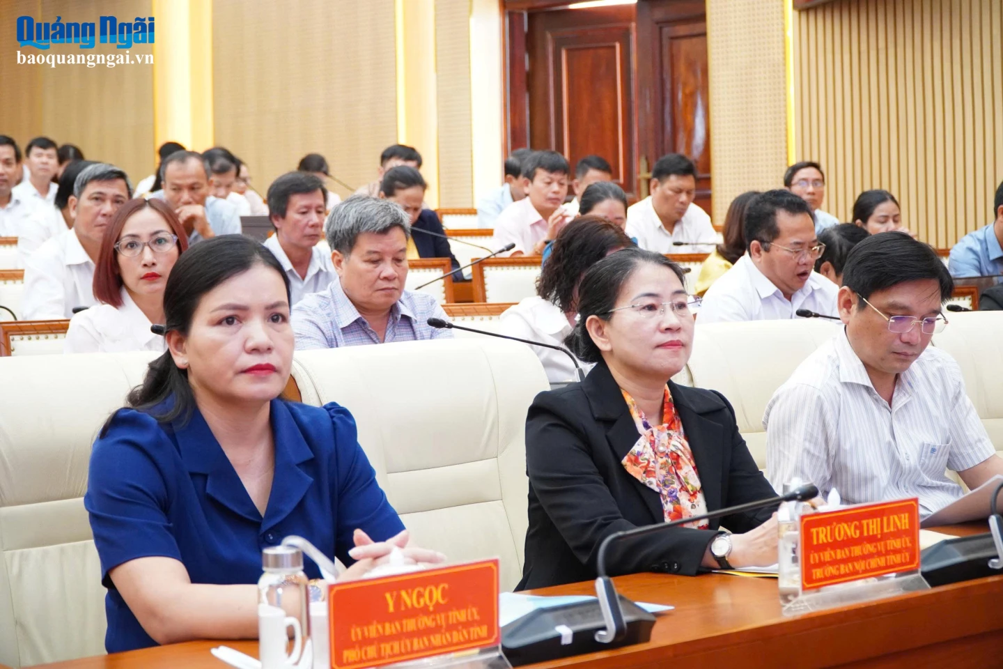 Ủy viên Ban Thường vụ Tỉnh ủy, Phó Chủ tịch Thường trực UBND tỉnh Y Ngọc; Ủy viên Ban Thường vụ, Trưởng Ban Nội chính Tỉnh ủy Trương Thị Linh và các đại biểu dự lễ.