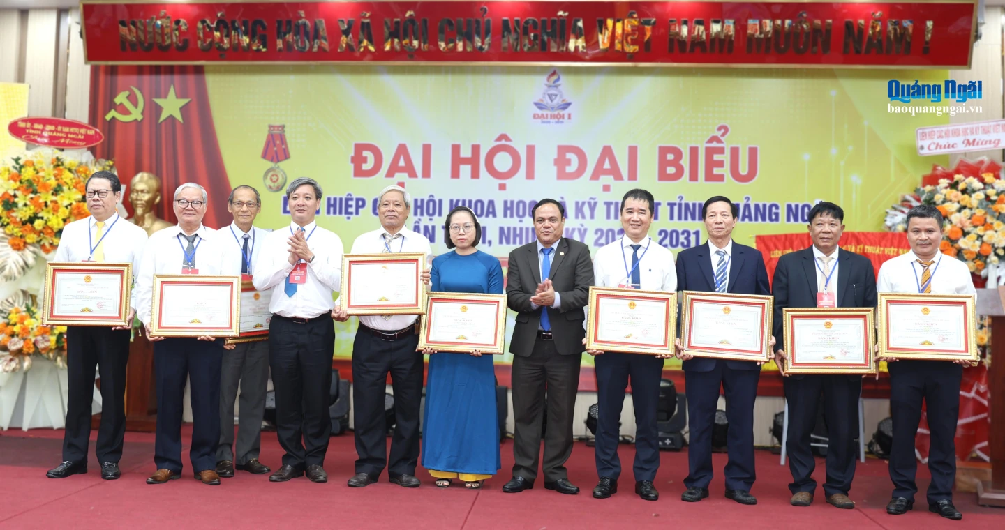 Các cá nhân nhận Bằng khen của Chủ tịch UBND tỉnh.
