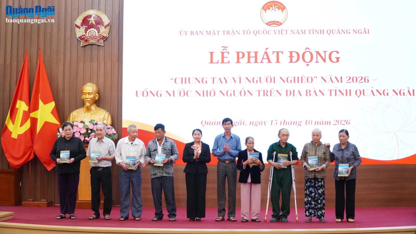 Trao quà tri ân từ Quỹ "Đền ơn đáp nghĩa" tỉnh cho 20 người có công, thân nhân gia đình liệt sĩ ở 2 phường Cẩm Thành và Nghĩa Lộ.