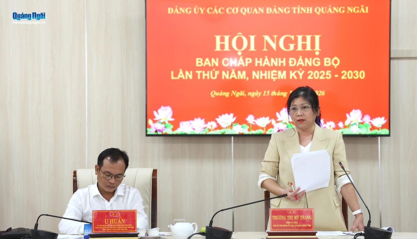 Phó Bí thư chuyên trách Đảng ủy các cơ quan Đảng tỉnh Trương Thị Mỹ Trang điều hành nội dung thảo luận.