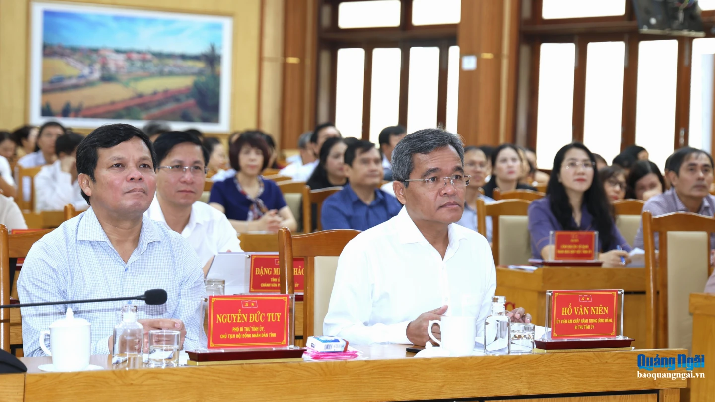 Ủy viên Trung ương Đảng, Bí thư Tỉnh ủy Hồ Văn Niên và Phó Bí thư Tỉnh ủy, Chủ tịch HĐND tỉnh Nguyễn Đức Tuy dự hội nghị tại điểm cầu Tỉnh ủy Quảng Ngãi.