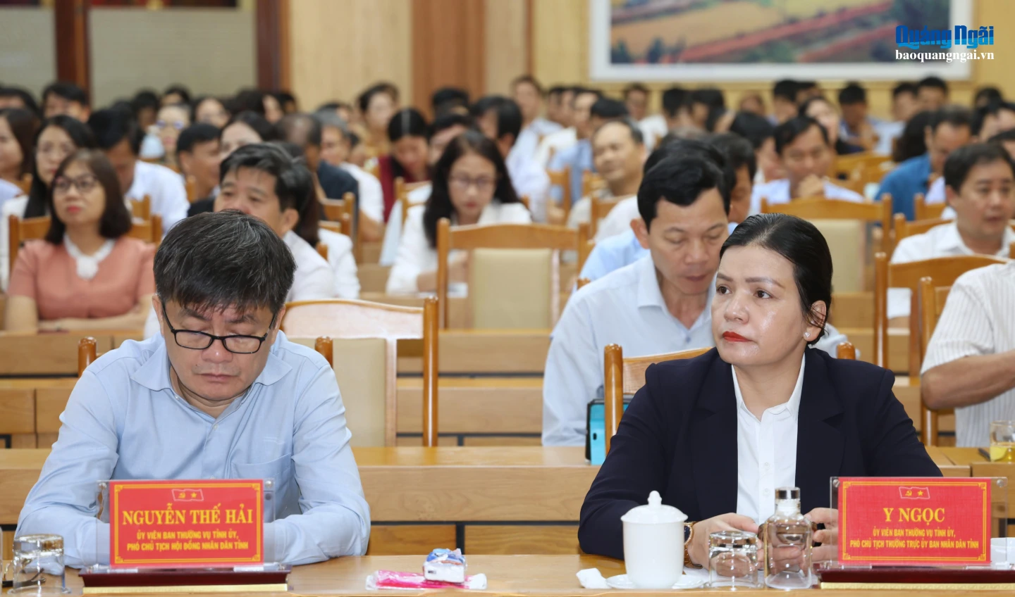 Các đồng chí Ủy viên Ban Thường vụ Tỉnh ủy và đại biểu tham dự hội nghị.