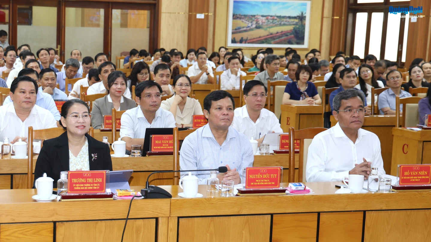 Ủy viên Trung ương Đảng, Bí thư Tỉnh ủy Hồ Văn Niên và các đại biểu tham dự tại điểm cầu Tỉnh ủy.