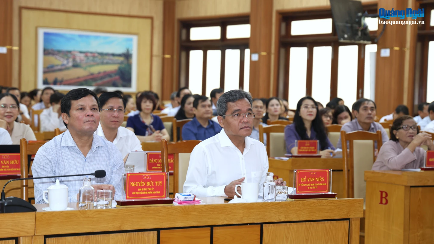 Ủy viên Trung ương Đảng, Bí thư Tỉnh ủy Hồ Văn Niên và Phó Bí thư Tỉnh ủy, Chủ tịch HĐND tỉnh Nguyễn Đức Tuy dự hội nghị.