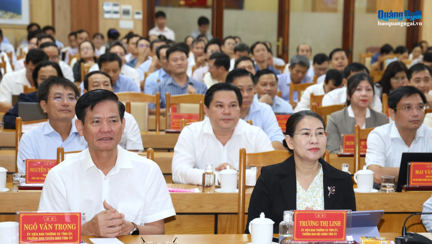 Các đồng chí Ủy viên Ban Thường vụ Tỉnh ủy và đại biểu dự hội nghị.
