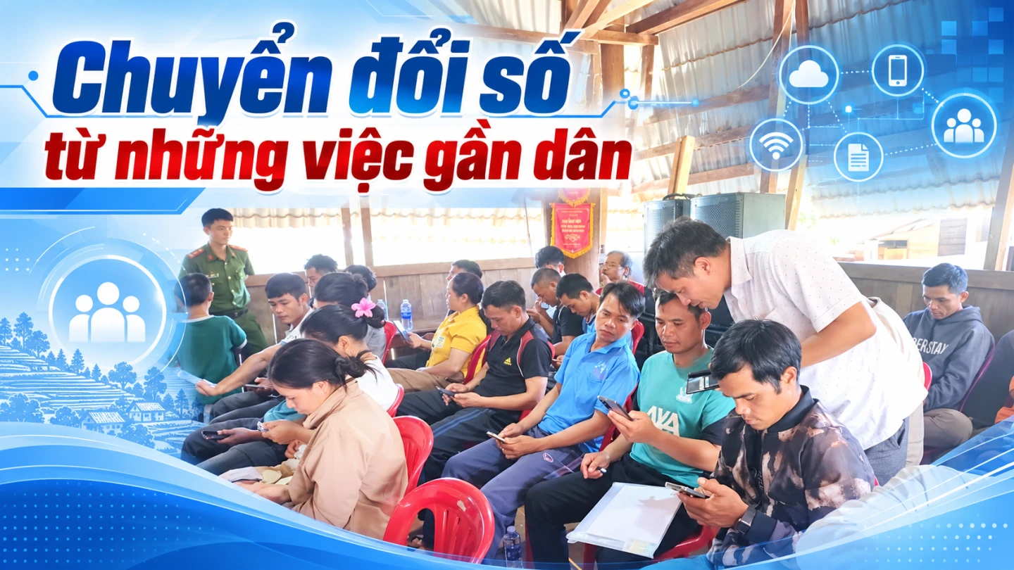 Cán bộ, công chức và các lực lượng ở xã Đăk Long hỗ trợ người dân thực hành các kỹ năng số.
