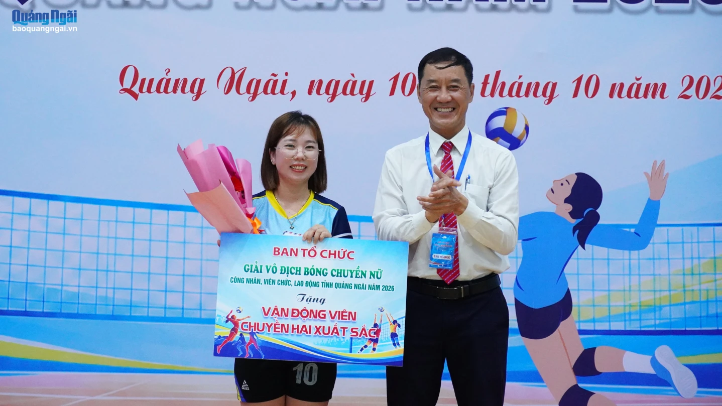 Ban tổ chức trao danh hiệu vận động viên chuyền hai xuất sắc của giải.