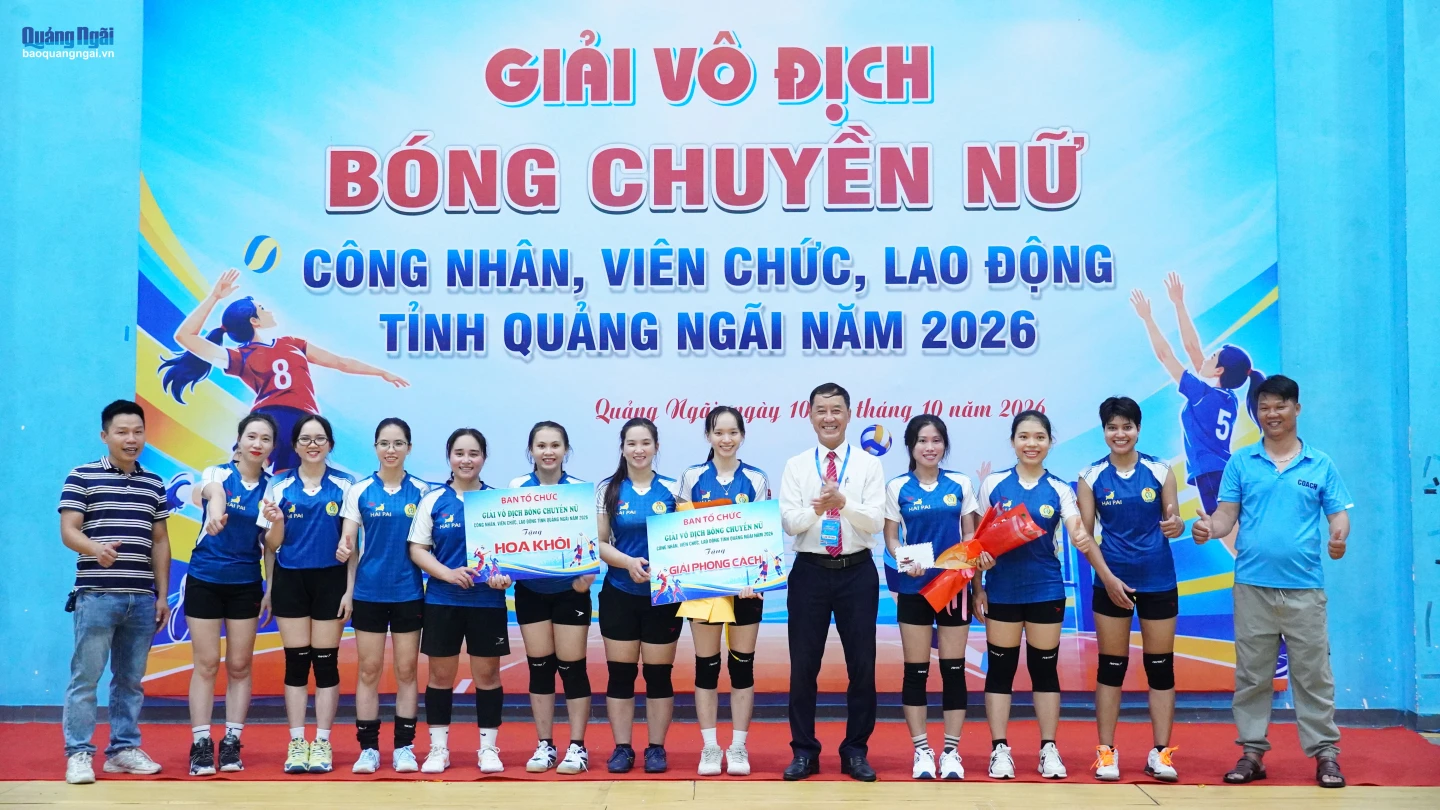 Ban tổ chức trao giải phong cách cho đội Công đoàn cơ sở Công ty TNHH Happy Furniture (Việt Nam).