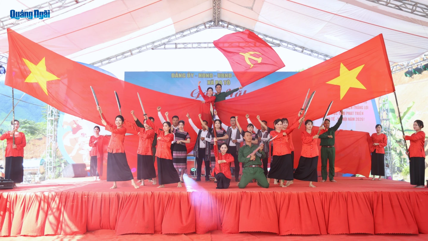 Tiết mục văn nghệ chào mừng tại chương trình gặp mặt, kỷ niệm 65 năm Chiến thắng Trà Nô.