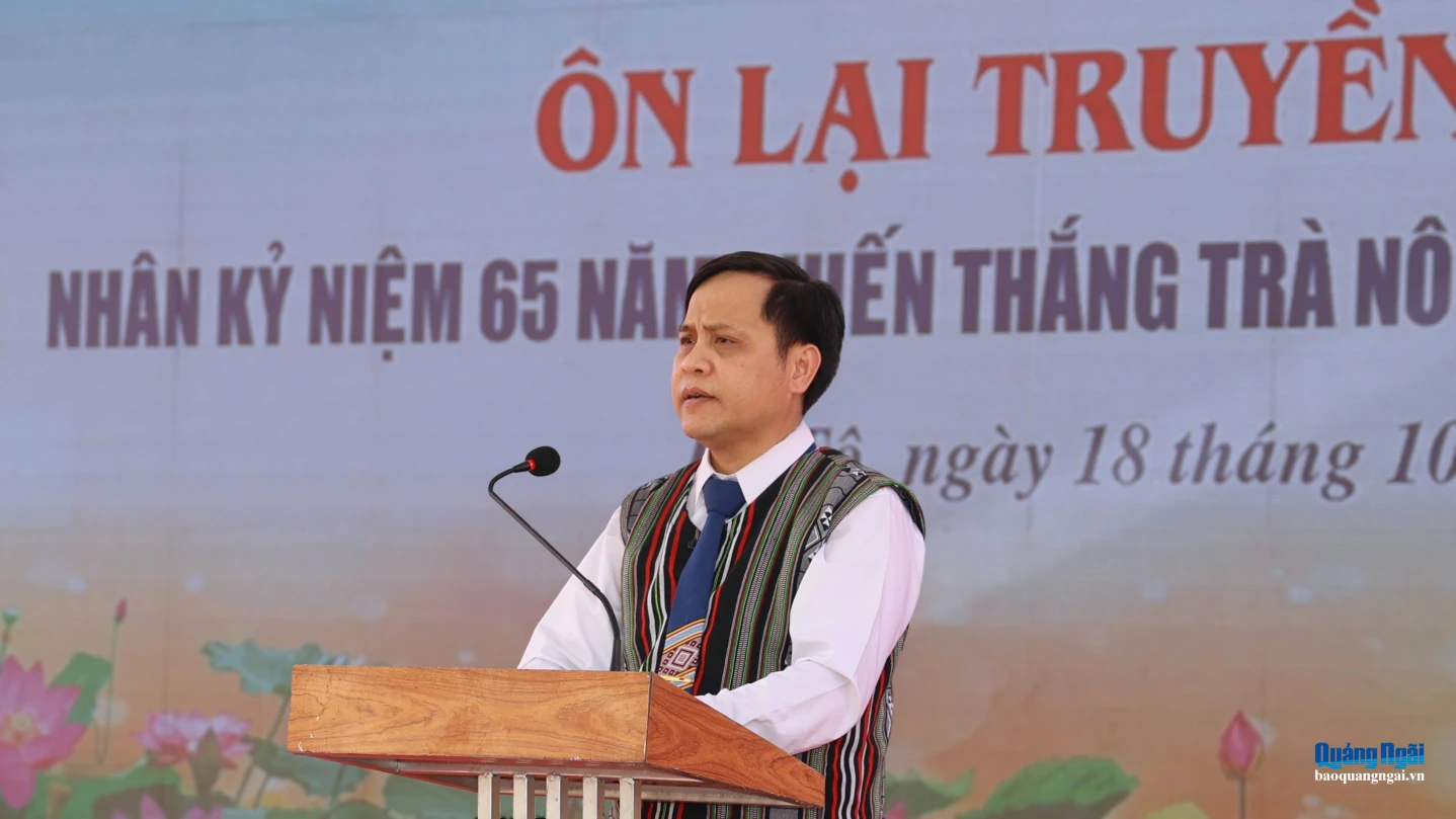Ông Phạm Quý Đức - Phó Bí thư Đảng ủy, Chủ tịch UBND xã Ba Tô đọc diễn văn tại chương trình.