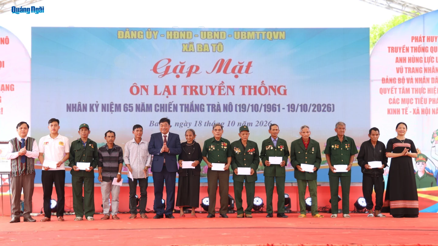 Lãnh đạo địa phương trao quà cho các gia đình chính sách trên địa bàn xã Ba Tô.