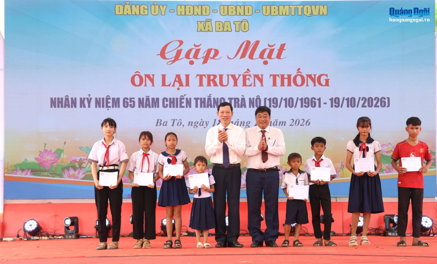 Trao quà động viên học sinh có hoàn cảnh khó khăn vươn lên trong học tập.