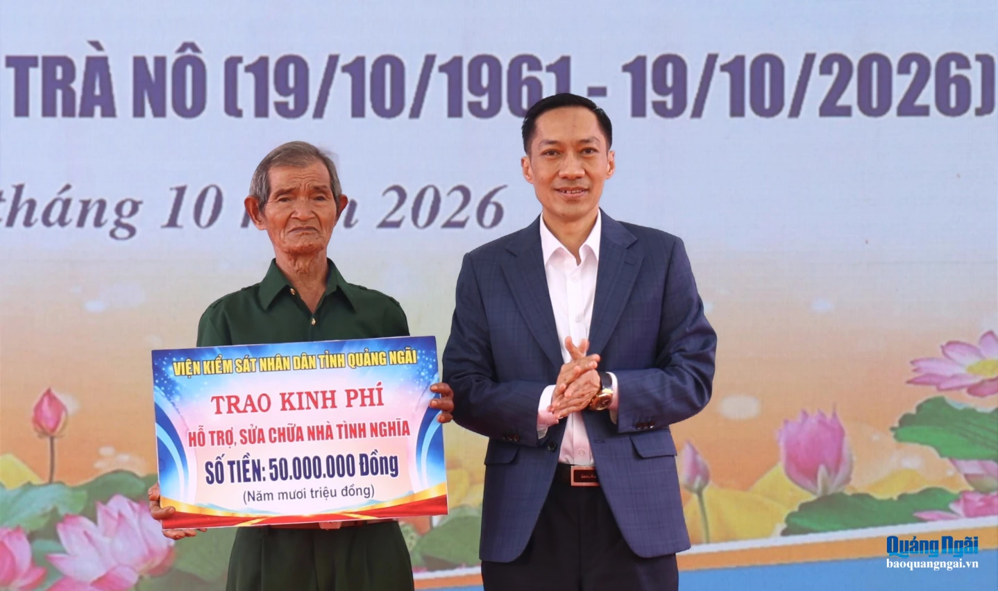 Viện Kiểm sát nhân dân tỉnh trao kinh phí hỗ trợ xây dựng nhà tình nghĩa cho gia đình ông Phạm Văn Tranh, ở thôn Trà Nô.